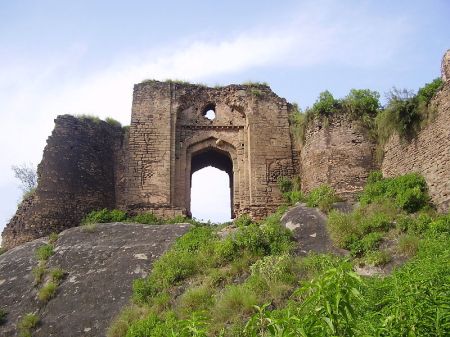 800px-gate_of_pharwala_fort_toward_the_swaan_stream